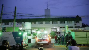 Ambulância em porta de hospital na Argentina