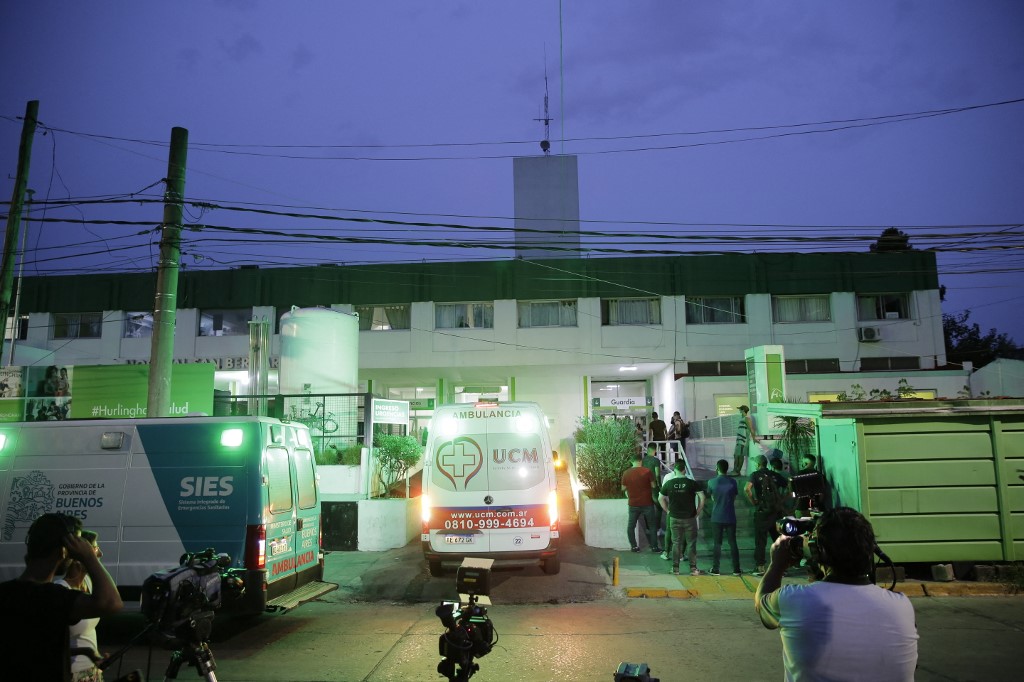 Ambulância em porta de hospital na Argentina