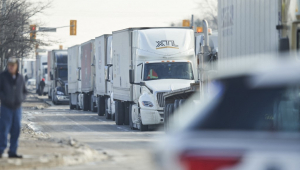 Fila de caminhões interrompe passagem "Ambassador", na fronteira entre Canadá e Estados Unidos