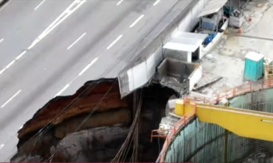 Obra do Metrô de SP desaba e interdita trânsito na Marginal Tietê