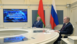 Alexander Lukashenko e Vladimir Putin sentados em uma sala