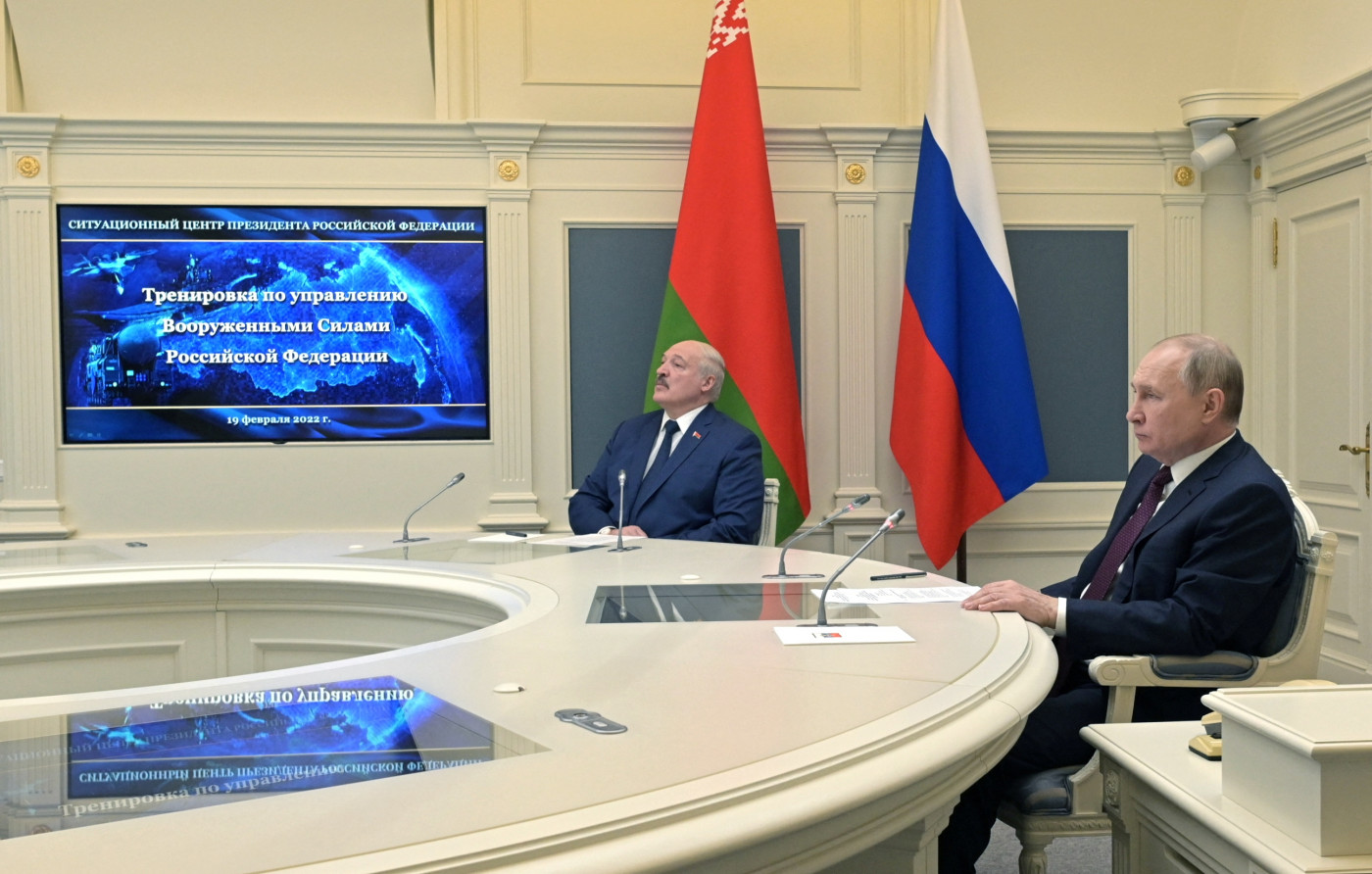Alexander Lukashenko e Vladimir Putin sentados em uma sala