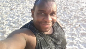 Durval Teófilo Filhi: Selfie de um homem negro sorrindo na praia