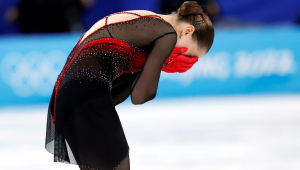 Kamila Valieva foi às lágrimas após cair na final individual da patinação artística e ficar sem medalha
