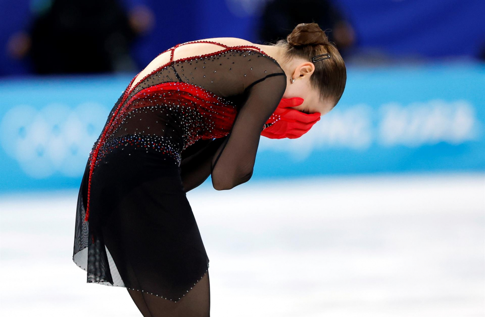 Kamila Valieva foi às lágrimas após cair na final individual da patinação artística e ficar sem medalha