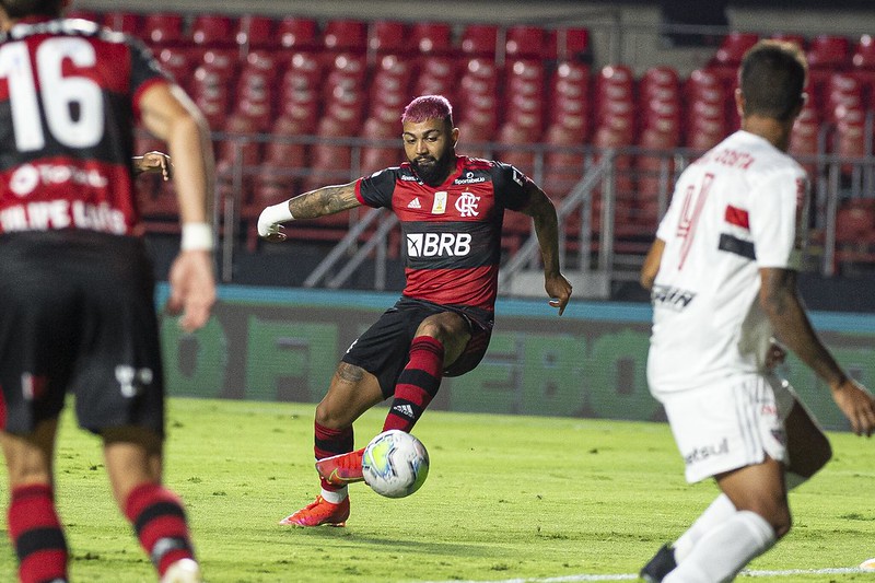 Gabigol tenta uma finalização de canhota durante o jogo entre São Paulo e Flamengo, no Morumbi