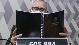 Senador Renan Calheiros (MDB-AL) segura o relatório final da CPI da Covid