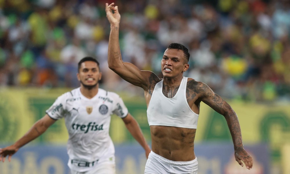 Gabriel Verón tira a camisa e comemora seu gol com o top branco usado para colher dados dos atletas durante as partidas