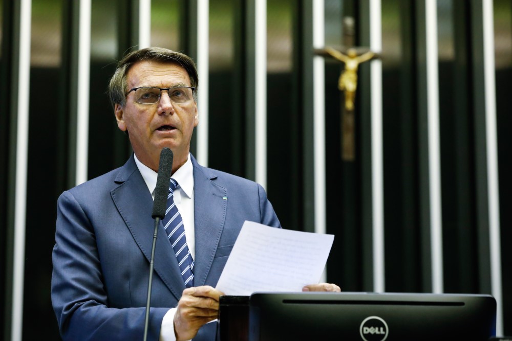 Com uma folha na mão, Jair Bolsonaro discursa no Congresso, na abertura do ano legislativo