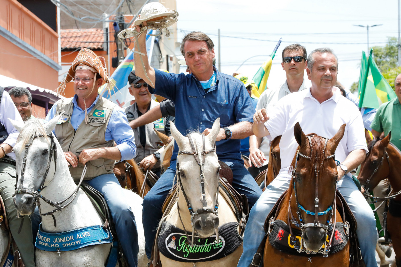 Bolsonaro andando a cavalo