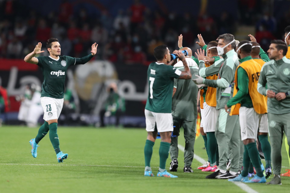 Raphael Veiga comemora gol marcado com a camisa do Palmeiras na semifinal do Mundial de Clubes