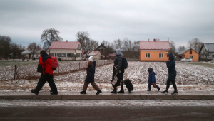 Cidadãos caminham para sair da Ucrânia