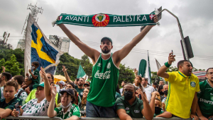 Torcedores do Palmeiras levaram uma bandeira do Parma, da Itália, para a festa de apoio ao time antes do embarque para Abu Dhabi