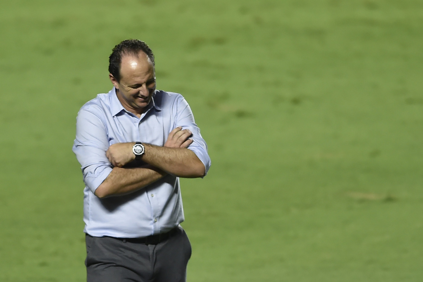 Rogério Ceni na beira do gramado do Morumbi