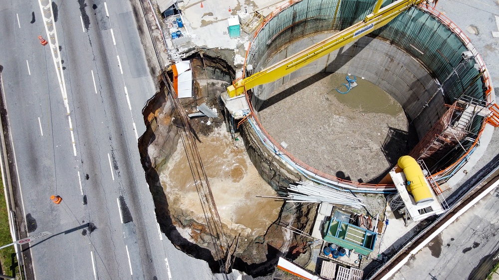 Cratera na Marginal Tietê após desmoronamento em obras do metrô