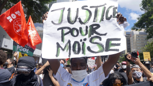 Manifestante ergue cartaz em que pede 'Justiça por Moïse'