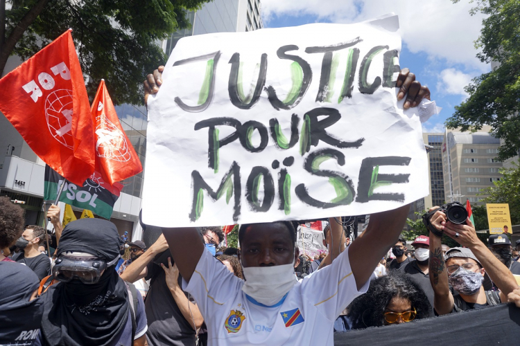 Manifestantes se reúnem no vão livre do MASP, na Avenida Paulista, neste sábado, 5, e pedem justiça para o caso do assassinato do refugiado congolês Moïse Kabagambe