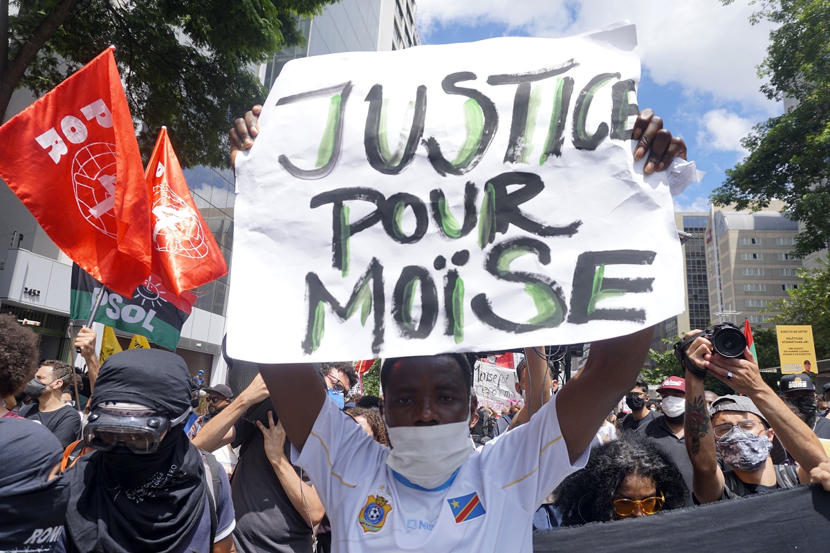 Manifestante ergue cartaz em que pede 'Justiça por Moïse'