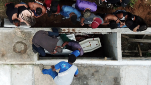 Familiares enterram vítima das chuvas em Petrópolis