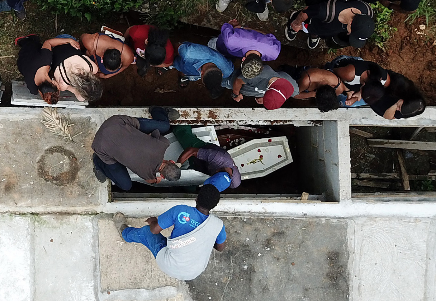 Familiares enterram vítima das chuvas em Petrópolis