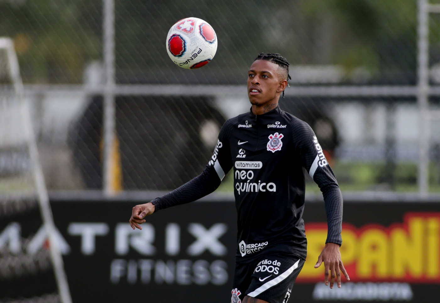 Robson Bambu, zagueiro do Corinthians, observa a bola durante treino