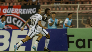 Paulinho comemora gol feito em vitória do Corinthians sobre o Ituano