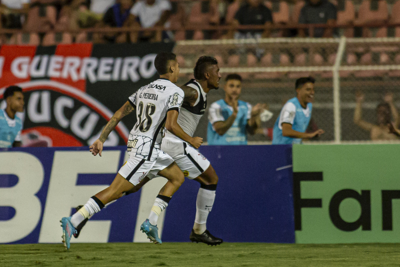 Paulinho comemora gol feito em vitória do Corinthians sobre o Ituano