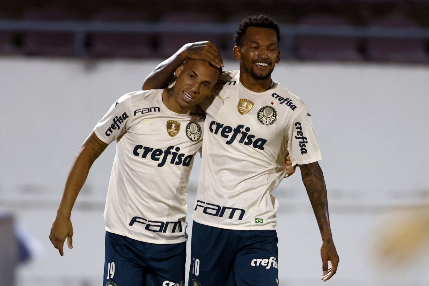 Jogadores do Palmeiras se abraçam em partida contra a Ferroviária