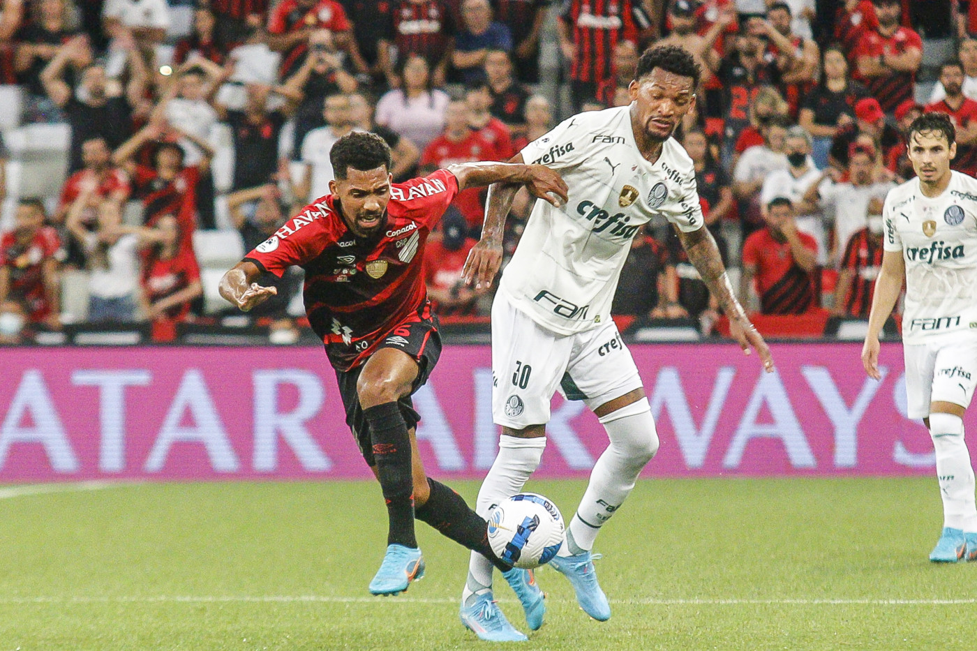 Jailson, do Palmeiras, disputa bola com Matheus Fernandes, do Athletico-PR