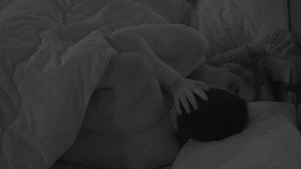 Jade Picon e Paulo André se beijam no quarto do Líder