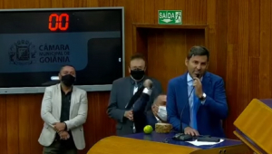 Vereador pede e leva golpes de cinto na Câmara Municipal de Goiânia