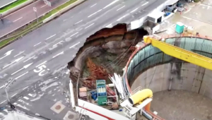 Imagem da cratera formada pelo desabamento de parte da obra da linha 6-laranja do metrô