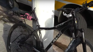 Bicicleta de ciclista atropelado pro carro de luxo na Zona Oeste de São Paulo