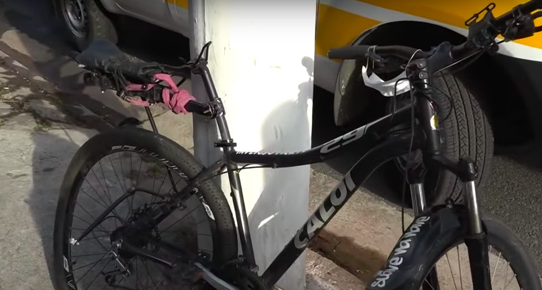 Bicicleta de ciclista atropelado pro carro de luxo na Zona Oeste de São Paulo
