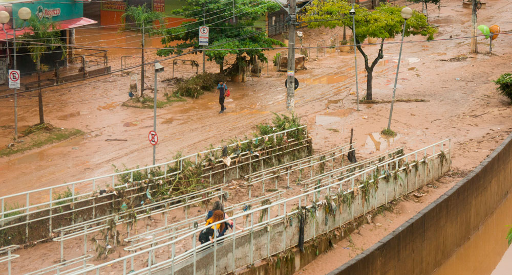 Vista do centro da cidade de Franco da Rocha, na Grande São Paulo, na manhã desta segunda-feira, 31 de janeiro de 2022, com ruas completamente alagadas e cobertas por lama após chuvas fortes que atingiram a cidade neste fim de semana