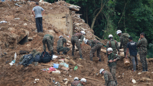 Agentes e voluntários trabalham para encontrar sobreviventes em Petrópolis