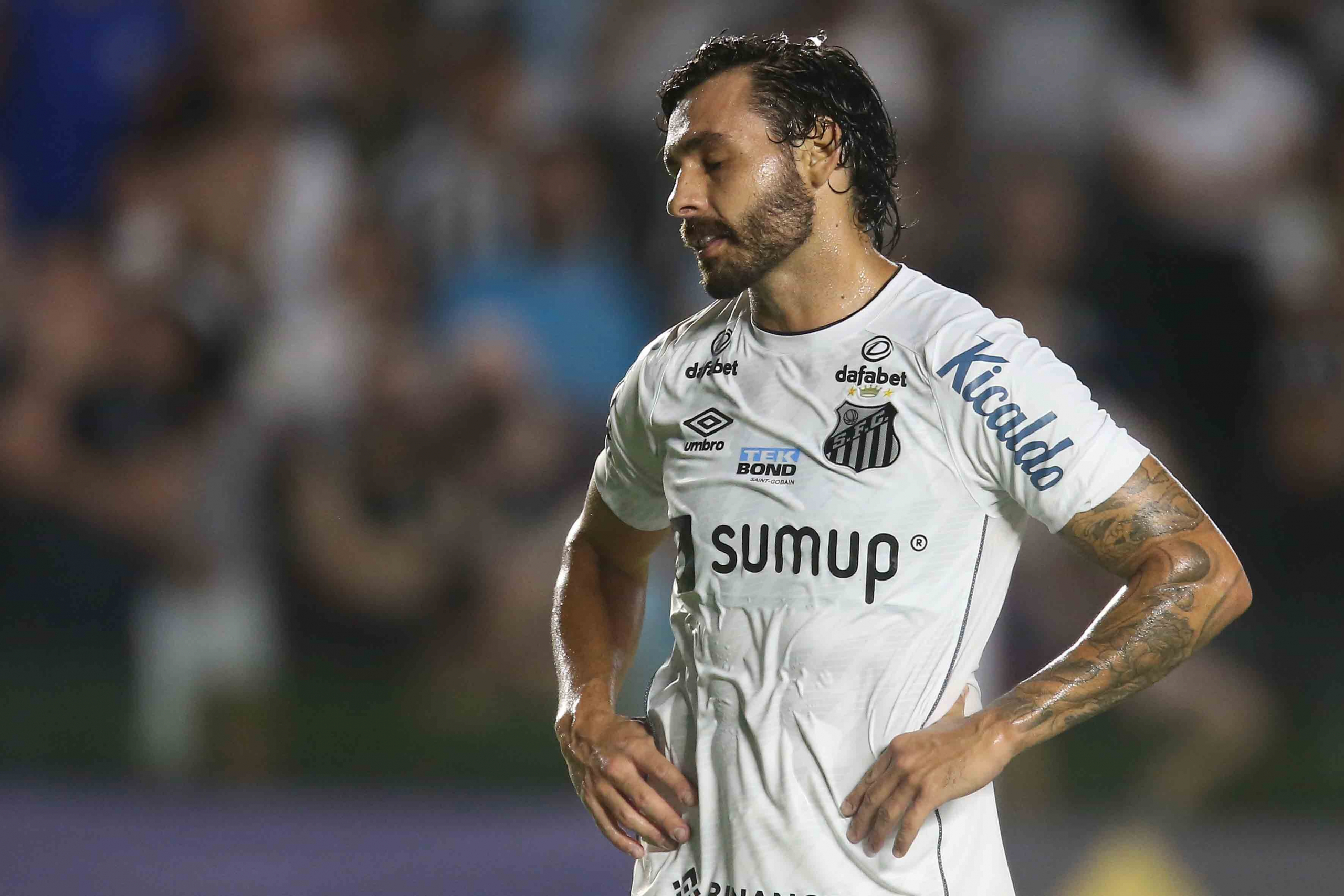 Goulart marca pela primeira vez e Santos volta a vencer no