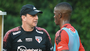 Rogério Ceni orientando Andrés Colorado em treino do São Paulo