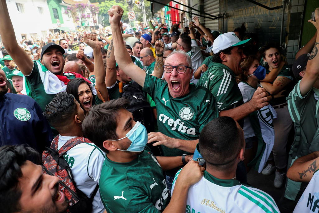 Torcedores do Palmeiras comemoram vitória sobre o Al Ahly pelo Mundial de Clubes