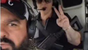 Delegado postou vídeo no qual aparece em viagem de helicóptero postando arma ao lado de cantor sertanejo