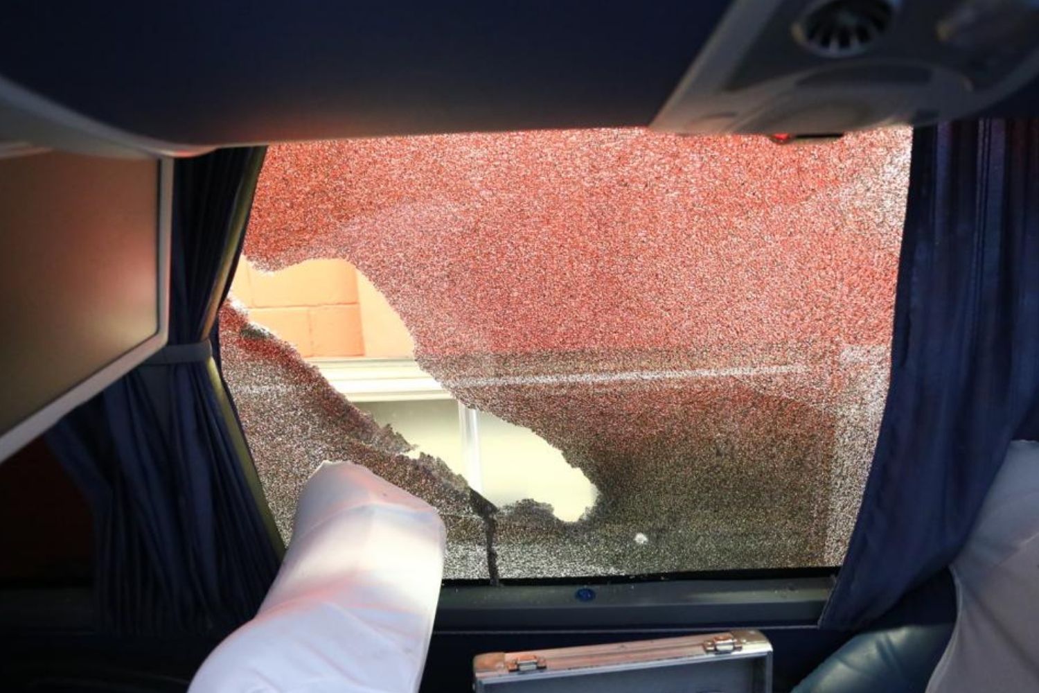 Vidro quebrado após pedrada antes de Gre-Nal