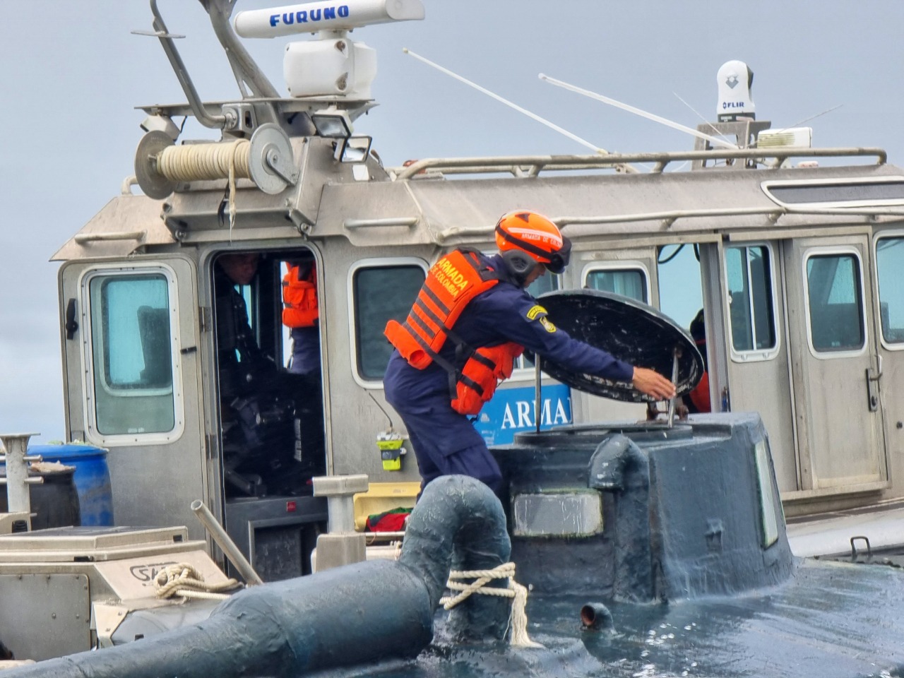 Agentes da Marinha apreendendo cocaína que estava sendo transportada em um submarino