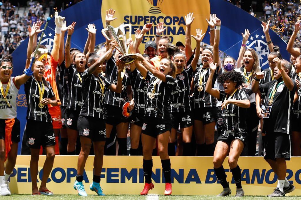 Jogadoras do Corinthians comemoram título inédito da Supercopa Brasil