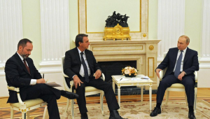 Jair Bolsonaro e Vladimir Putin sentados conversando