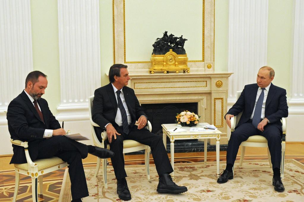 Jair Bolsonaro e Vladimir Putin sentados conversando