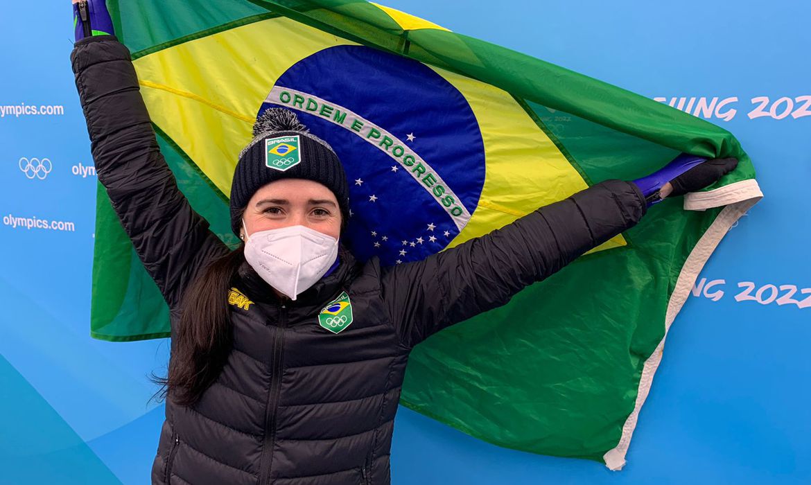 Atleta posa para a foto com a bandeira do Brasil