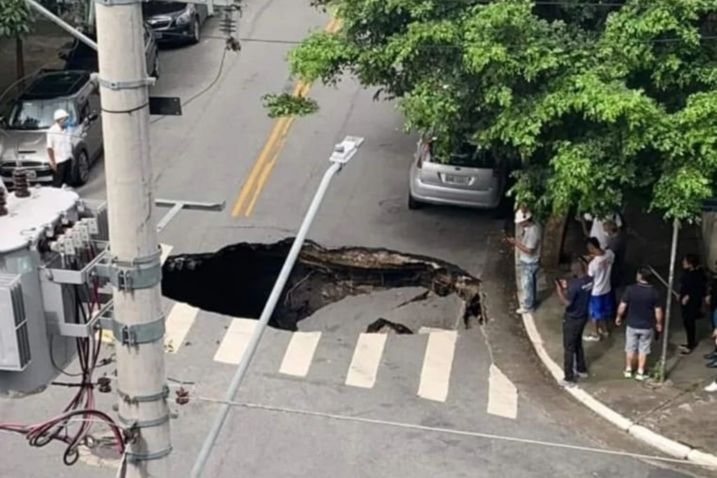 Cratera aberta na rua Canuto Saraiva na Mooca
