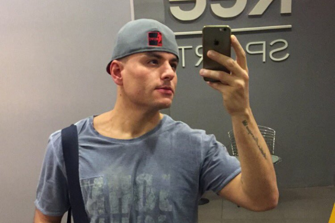 Humorista Carlos Alberto da Silva de boné tirando uma selfie em um espelho de elevador