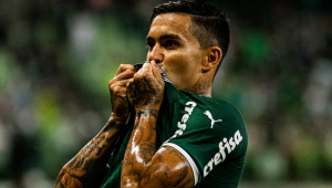 Dudu beija escudo do Palmeiras
