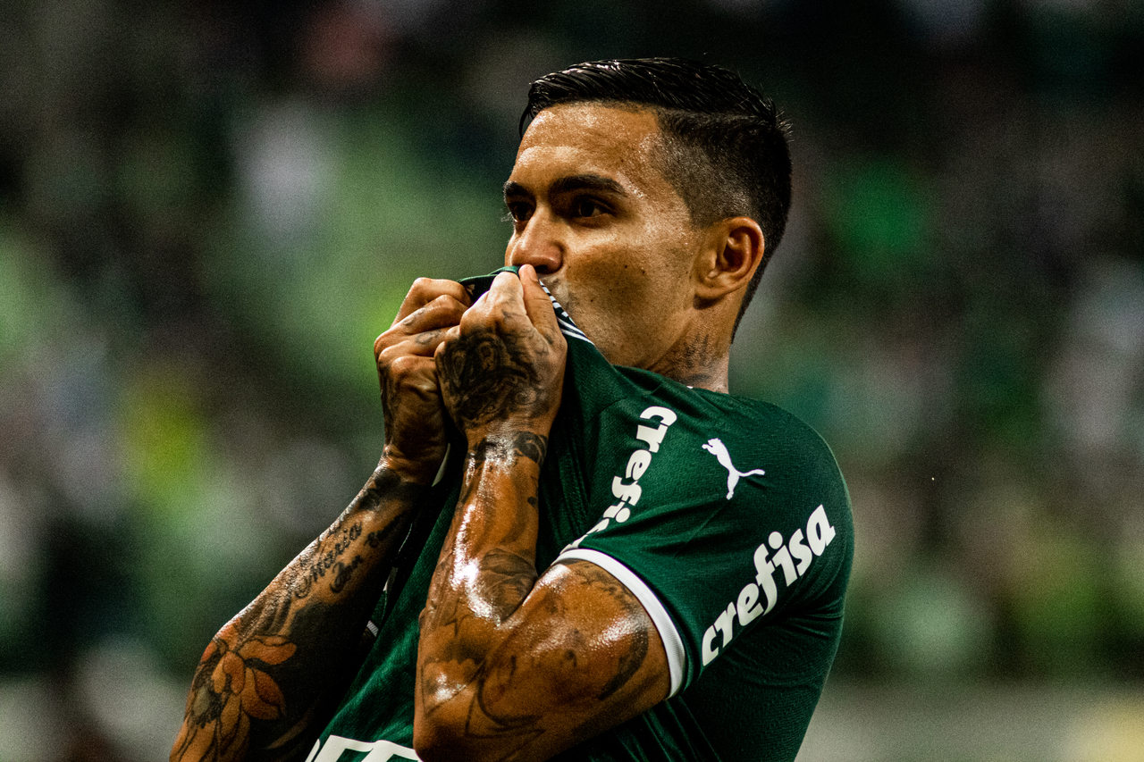 Dudu beija escudo do Palmeiras
